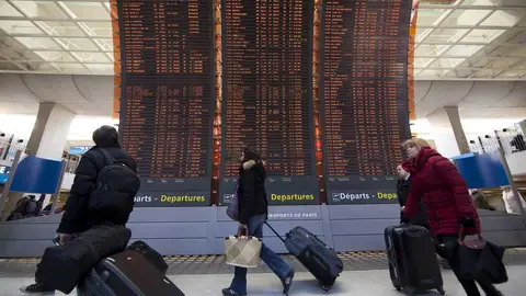 Pasajeros en un aeropuerto francés Pasajeros en un aeropuerto francés