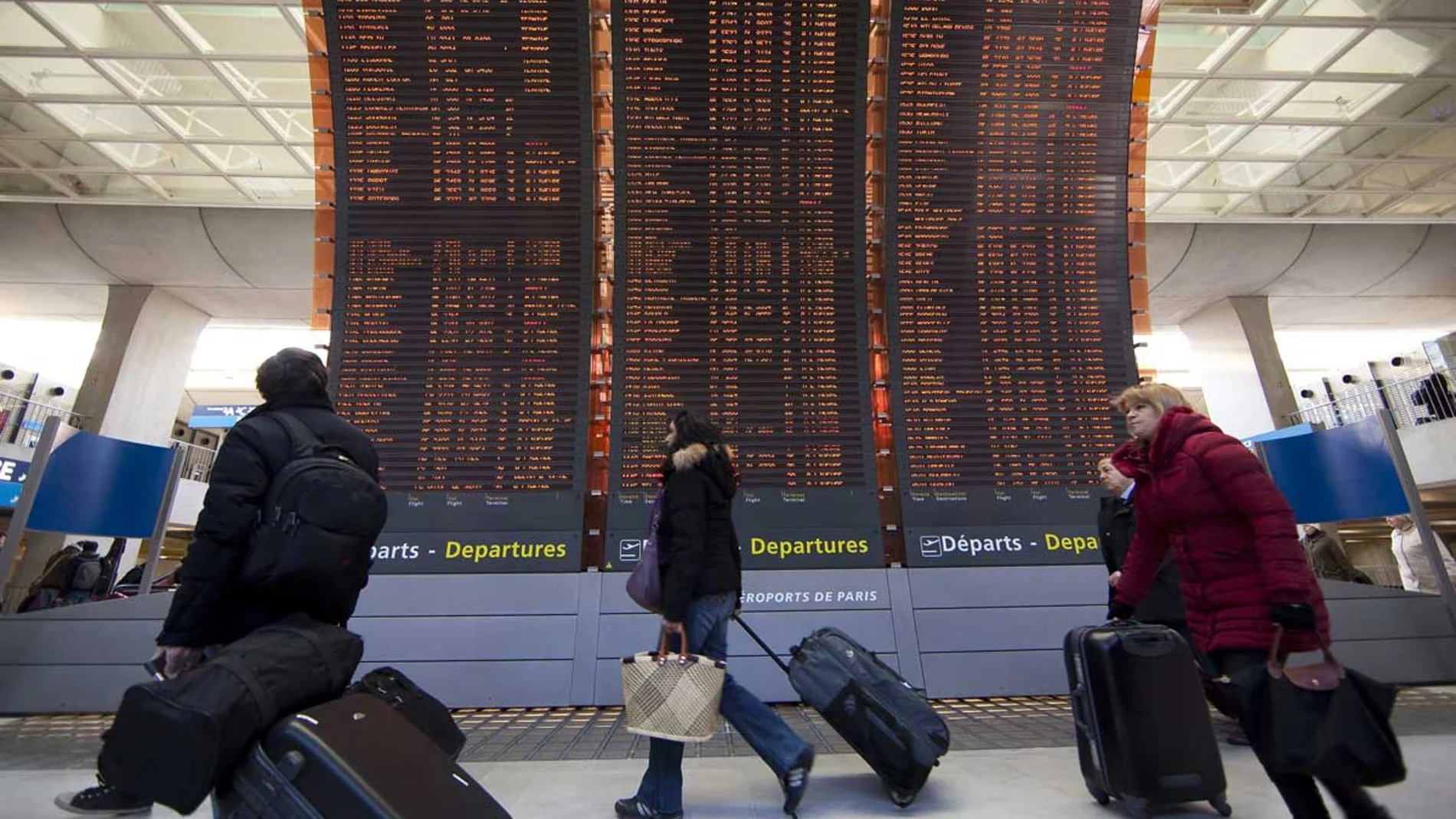 Pasajeros en un aeropuerto francés Pasajeros en un aeropuerto francés