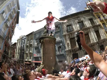 n joven se lanza desde la fuente de Navarreria n joven se lanza desde la fuente de Navarreria