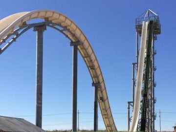 El tobogán alcanza 104 kilómetros por hora y por el momento no está abierto al público. El tobogán alcanza 104 kilómetros por hora y por el momento no está abierto al público.