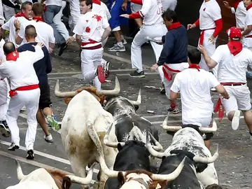 Los mozos corren en un encierro muy peligroso Los mozos corren en un encierro muy peligroso
