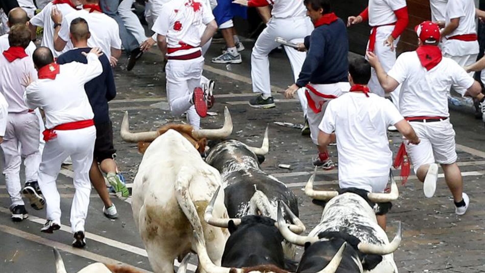 Los mozos corren en un encierro muy peligroso