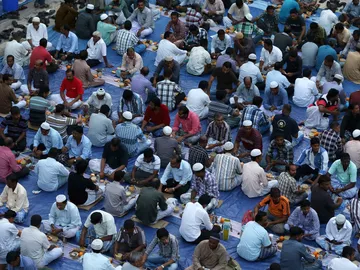 Musulmanes durante el mes de ramadán Musulmanes durante el mes de ramadán