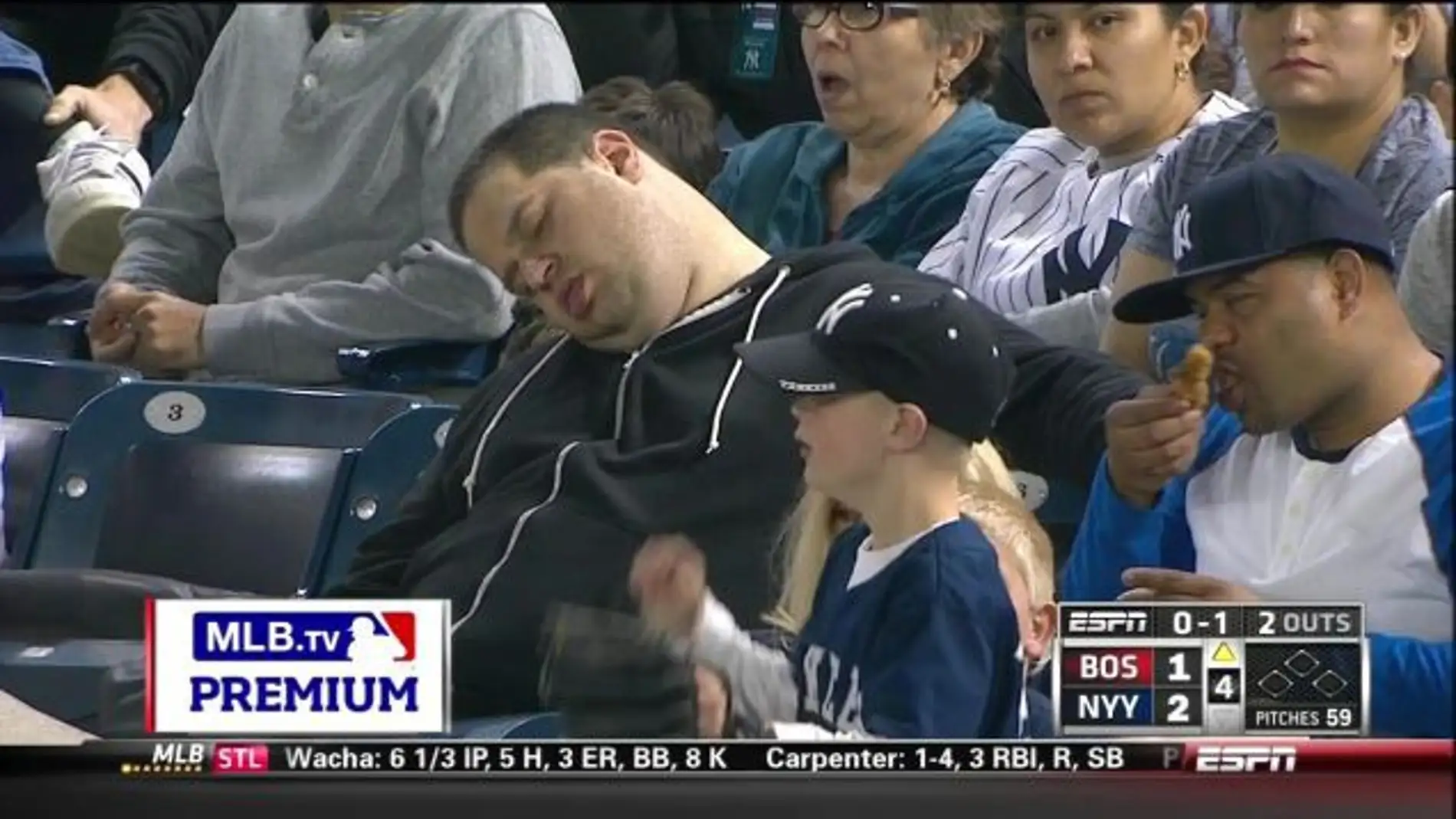 Un jóven pide 10 millones de dólares por la "humillación" de salir dormido en televisión durante un partido de béisbol