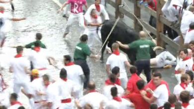 Tercer encierro largo y muy peligroso con al menos dos mozos corneados
