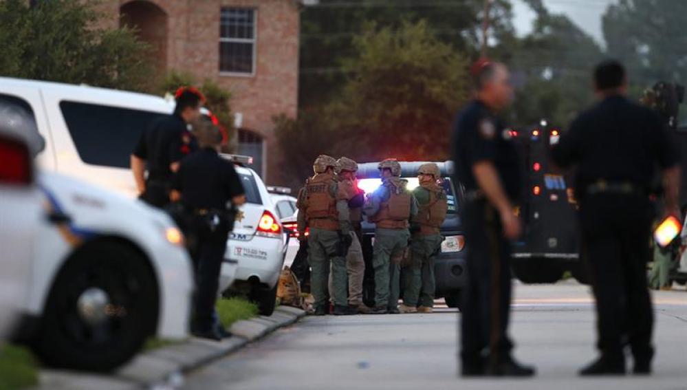 Autoridades llegan al área donde se reportó un tiroteo en Spring, Texas