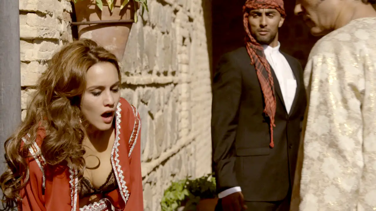 María intenta escapar de Salim sin éxito