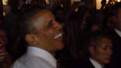Barack Obama rechaza con una sonrisa probar marihuana en un bar de Colorado
