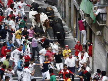 Los mozos corren en el quinto encierro de los Sanfermines Los mozos corren en el quinto encierro de los Sanfermines