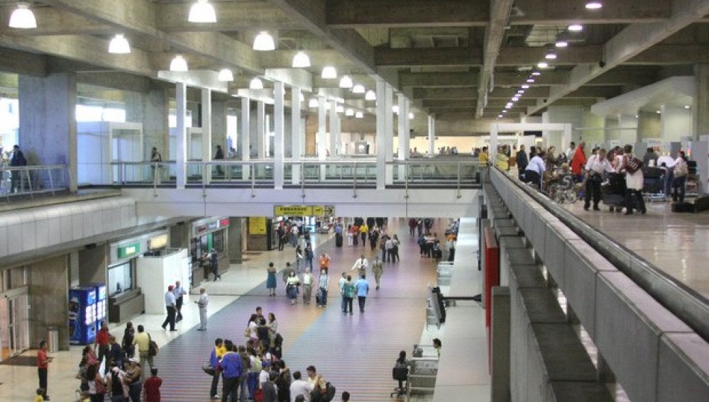 Los pasajeros esperan sus vuelos en el aeropuerto