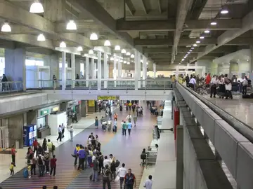 Los pasajeros esperan sus vuelos en el aeropuerto Los pasajeros esperan sus vuelos en el aeropuerto