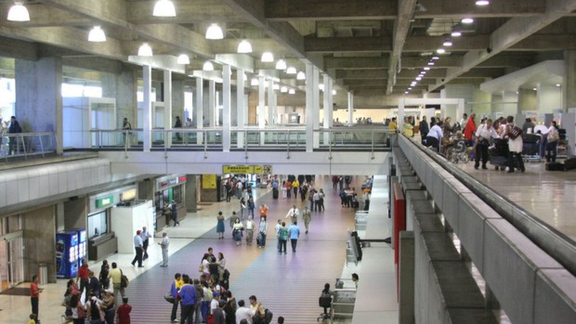 Los pasajeros esperan sus vuelos en el aeropuerto