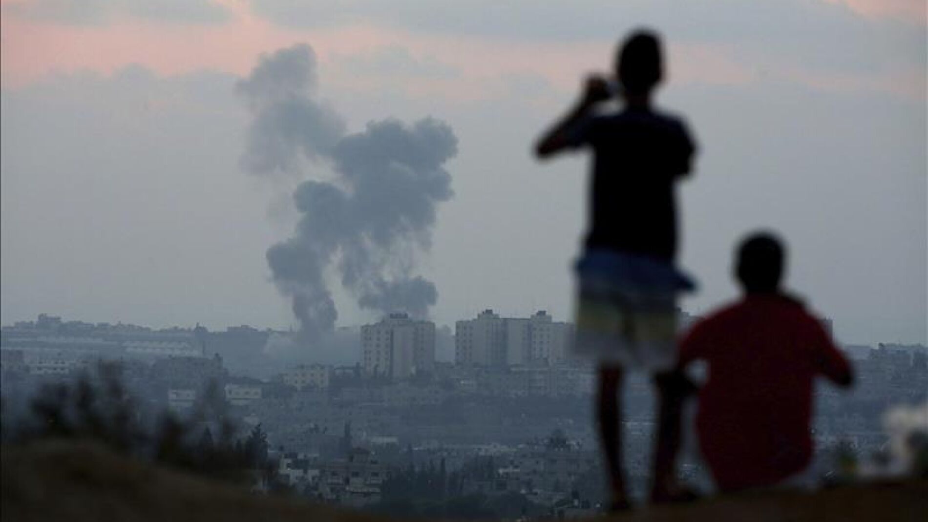 Contin&uacute;an los bombardeos en la frontera de Gaza