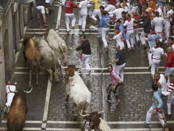 Los mozos corren delante de los toros de la ganadería de Fuente Ymbro durante el sexto encierro