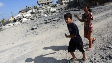 Niños palestinos después de un bombardeo