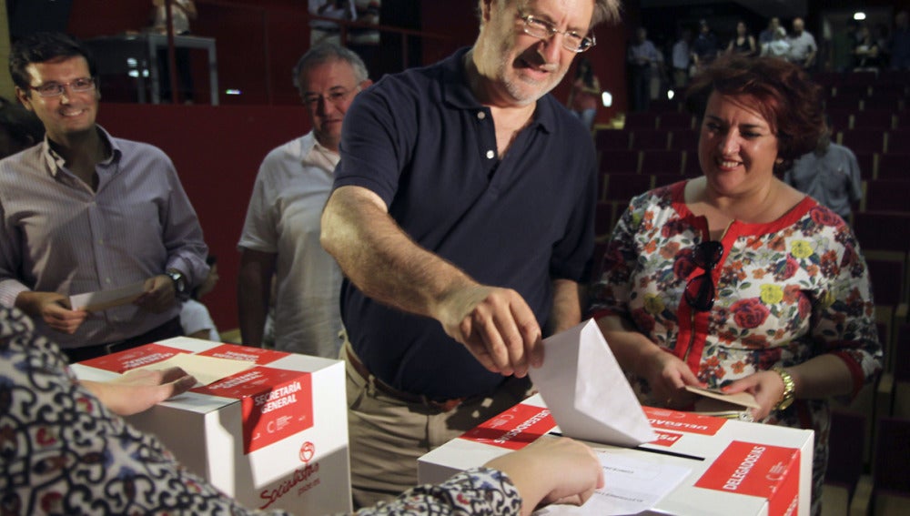 José Antonio Pérez Tapias vota en Granada