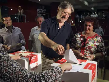 José Antonio Pérez Tapias vota en Granada José Antonio Pérez Tapias vota en Granada