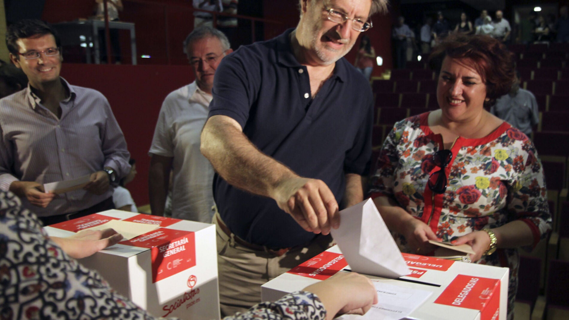 Jos&eacute; Antonio P&eacute;rez Tapias vota en Granada