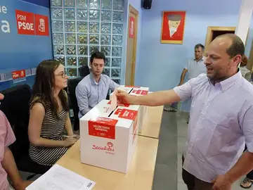 Un hombre votando Un hombre votando