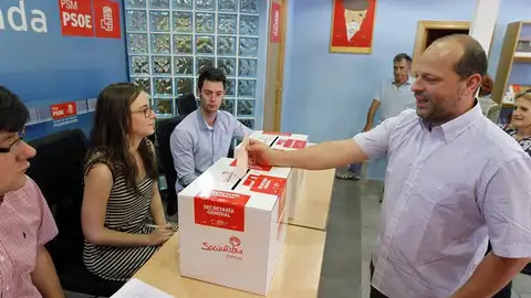 Un hombre votando Un hombre votando