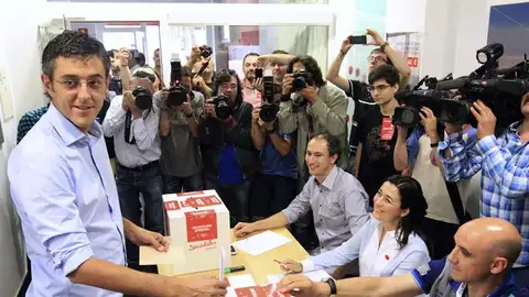 Eduardo Madina votando Eduardo Madina votando