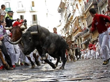 Los mozos inundan la calle de Mercaderes en el séptimo encierro de los Sanfermines