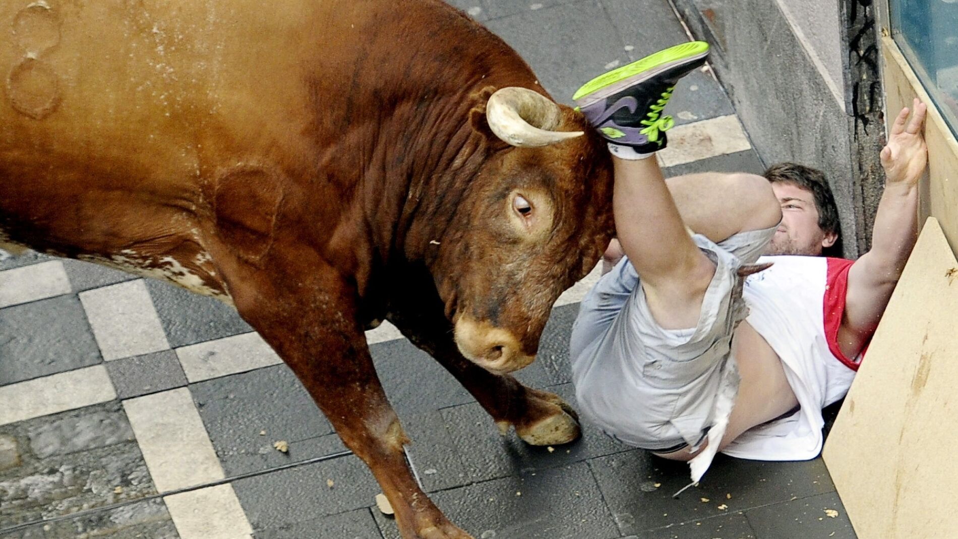 Un corredor embestido varias veces por un toro