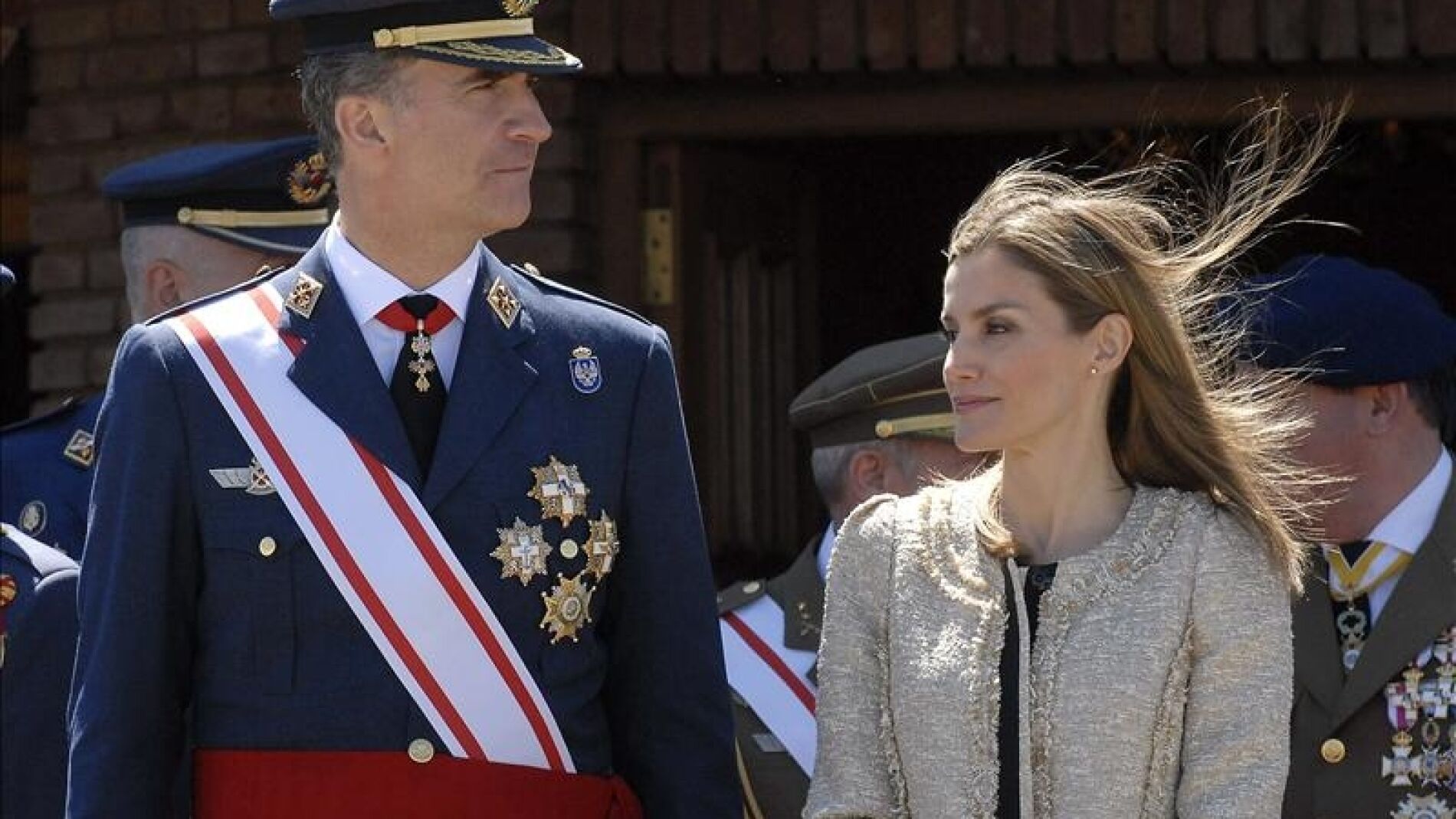 Los Reyes Felipe VI y Letizia en el Aer&oacute;dromo Militar de la Virgen del Camino (Le&oacute;n)
