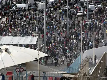 Centenares de porteadores marroquíes en la frontera del Tarajal que separa Ceuta de Marruecos Centenares de porteadores marroquíes en la frontera del Tarajal que separa Ceuta de Marruecos