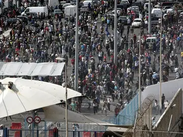 Centenares de porteadores marroquíes en la frontera del Tarajal que separa Ceuta de Marruecos Centenares de porteadores marroquíes en la frontera del Tarajal que separa Ceuta de Marruecos