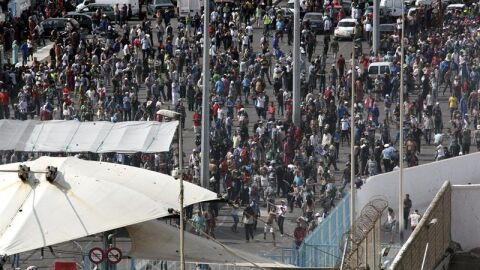 Centenares de porteadores marroqu&iacute;es en la frontera del Tarajal que separa Ceuta de Marruecos