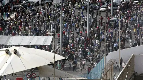 Centenares de porteadores marroquíes en la frontera del Tarajal que separa Ceuta de Marruecos Centenares de porteadores marroquíes en la frontera del Tarajal que separa Ceuta de Marruecos