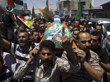 Varios palestinos trasladan un cadáver