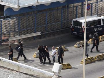 En la imagen, un policía herido en la frontera de Ceuta En la imagen, un policía herido en la frontera de Ceuta