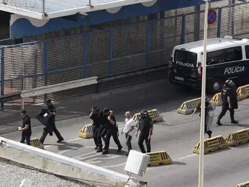 En la imagen, un policía herido en la frontera de Ceuta En la imagen, un policía herido en la frontera de Ceuta