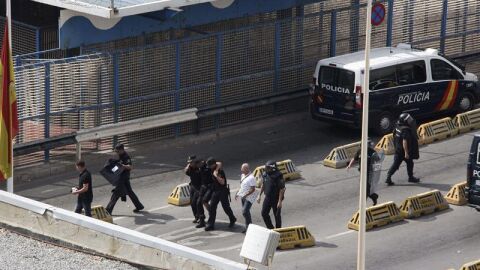 En la imagen, un polic&iacute;a herido en la frontera de Ceuta