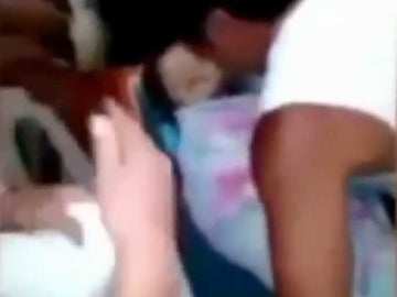 Una niña filipina 'resucita' dentro de un ataúd