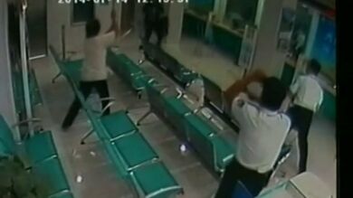 Una empleada de la limpieza evita un atraco a escobazos en China