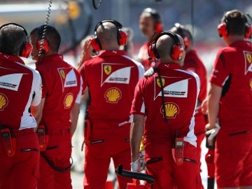 Los ingenieros de Ferrari, en el box