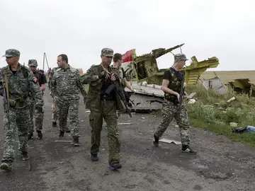 Rebeldes prorrusos, en la zona donde cayó el avión de Malaysia Airlines Rebeldes prorrusos, en la zona donde cayó el avión de Malaysia Airlines
