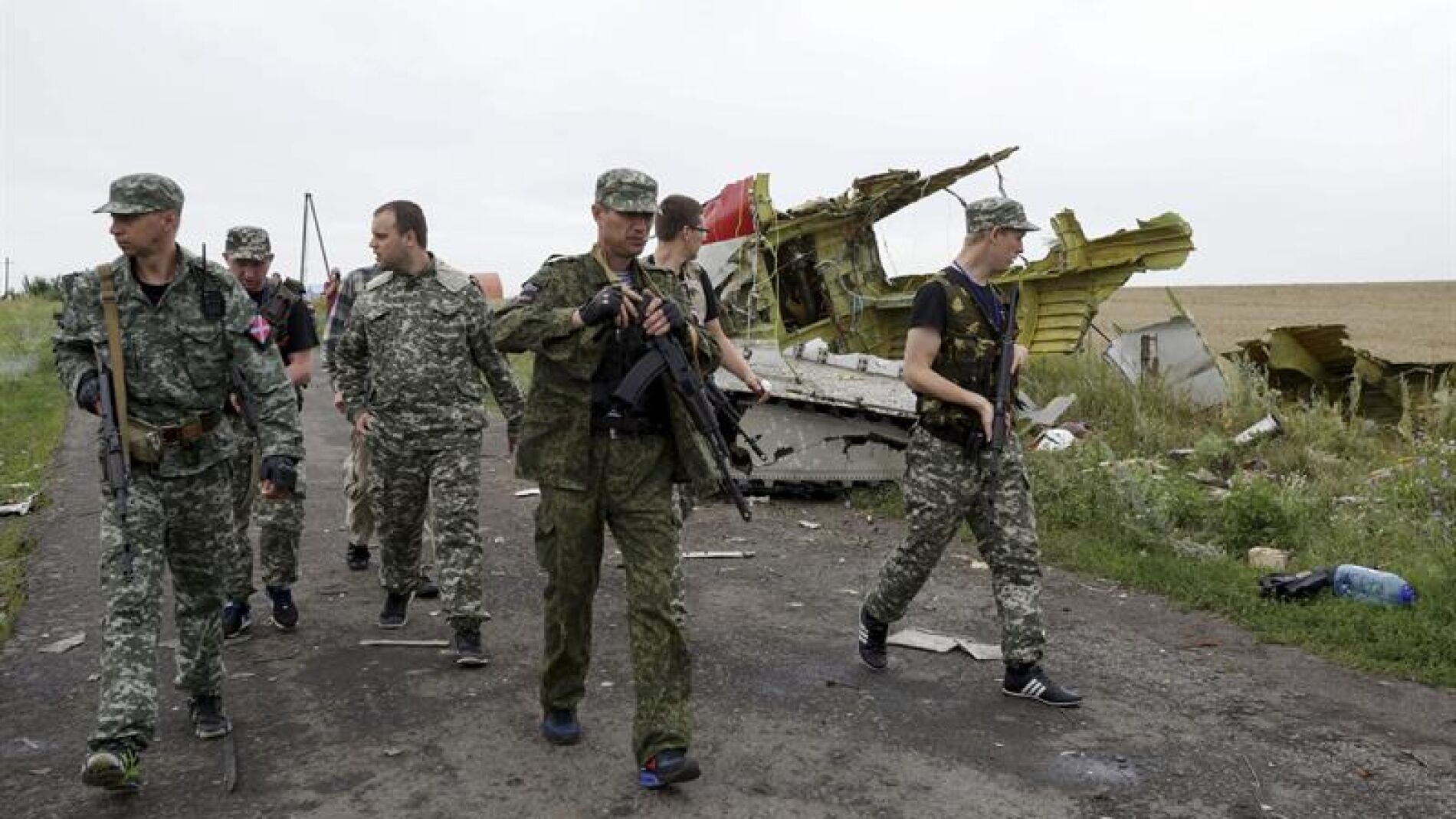 Rebeldes prorrusos, en la zona donde cay&oacute; el avi&oacute;n de Malaysia Airlines