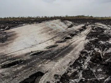 Restos del fuselaje del avión de Ucrania Restos del fuselaje del avión de Ucrania