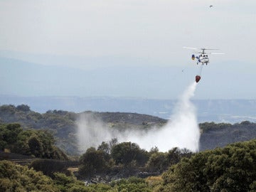 Un helicóptero colabora en las tareas de extinción.