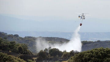 Un helicóptero colabora en las tareas de extinción.