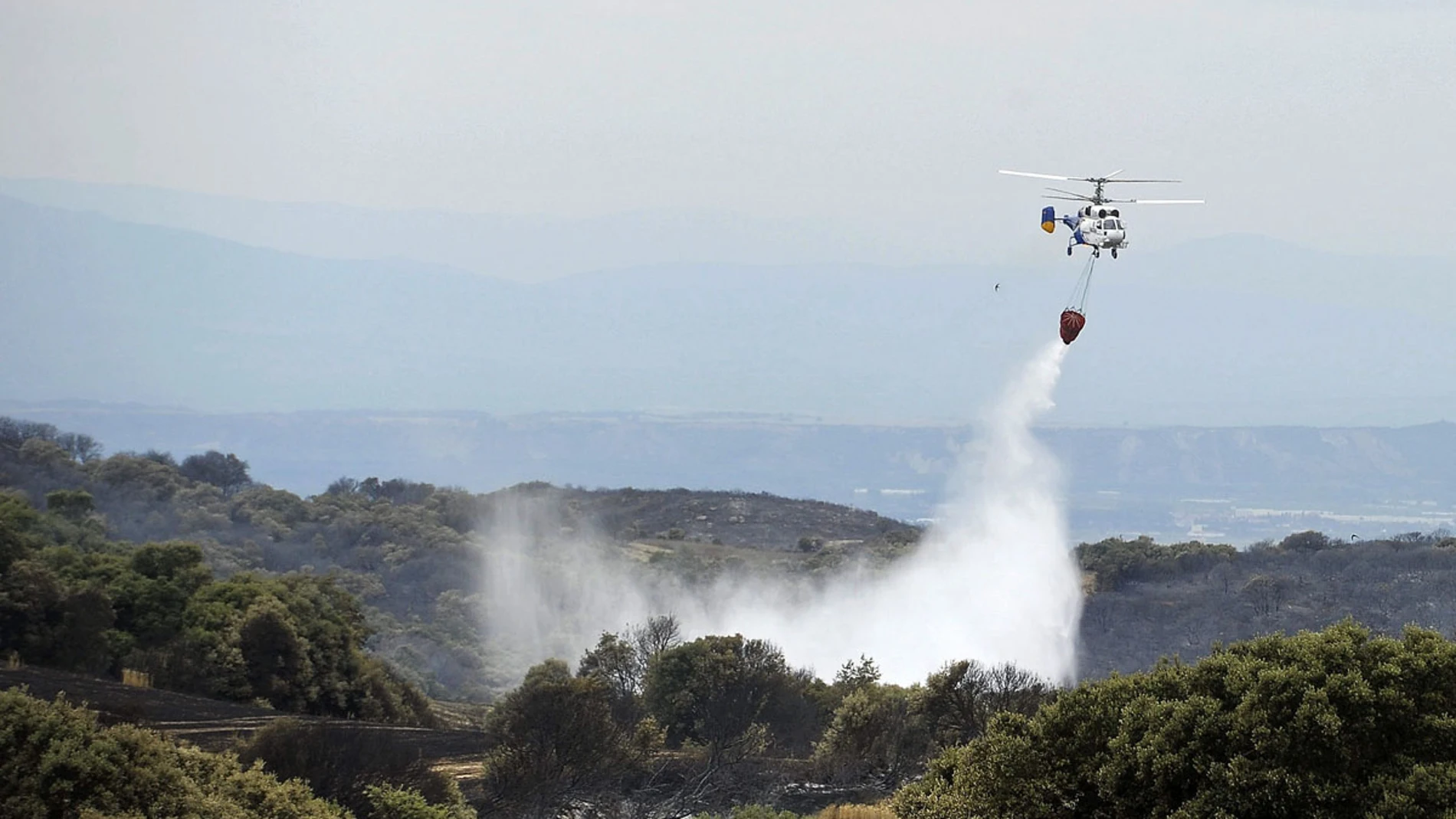 Un helicóptero colabora en las tareas de extinción. Un helicóptero colabora en las tareas de extinción.
