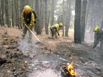 Los bomberos trabajan en apagar los fuegos