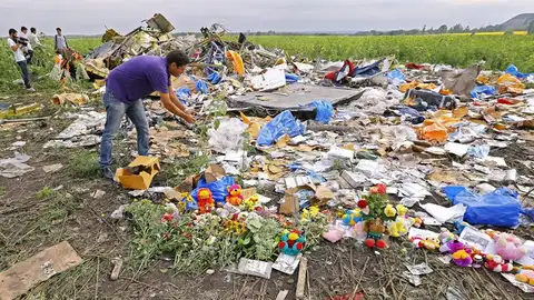 Flores en el lugar donde cayó el avión derribado Flores en el lugar donde cayó el avión derribado
