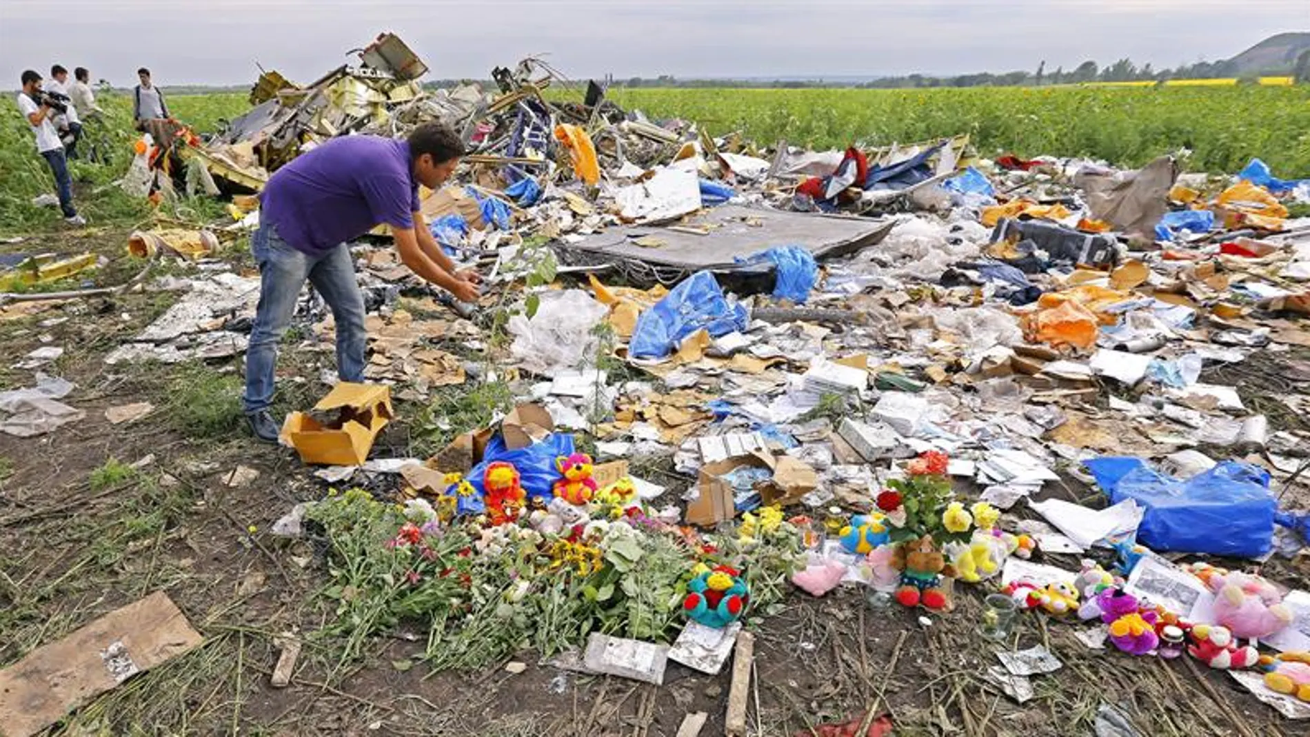 Flores en el lugar donde cayó el avión derribado Flores en el lugar donde cayó el avión derribado