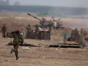 Un soldado israelí transportando artillería