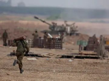 Un soldado israelí transportando artillería Un soldado israelí transportando artillería